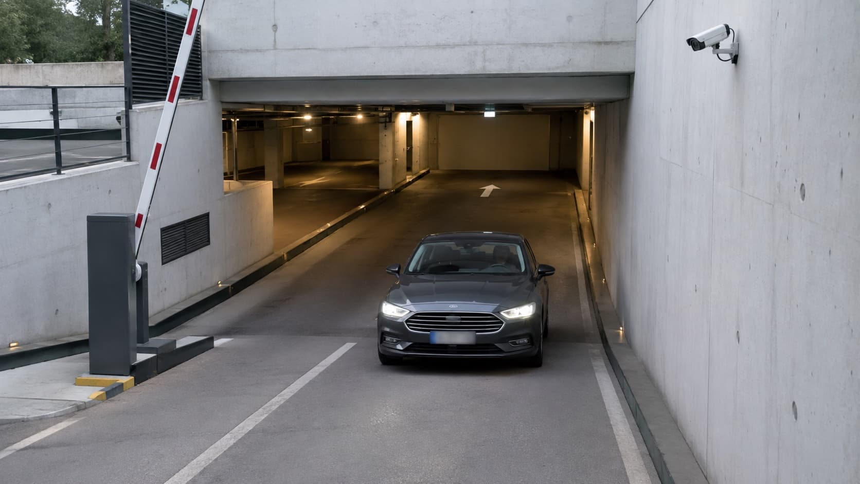 Kameraansicht einer Parkhauseinfahrt mit erkanntem Fahrzeug und Schranke